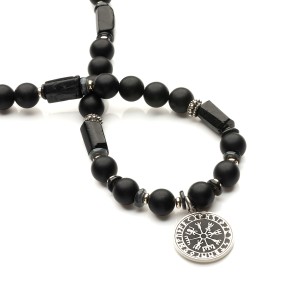 Naszyjnik z matowego onyksu i turmalinu z runicznym kompasem wikingów - Vegvisir, srebrem i żywicą