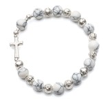 Bransoletka z Howlitu białego i metalowych różyczek