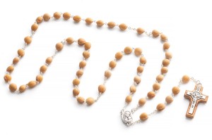 Różaniec z pestek wiśni z Ziemią Świętą